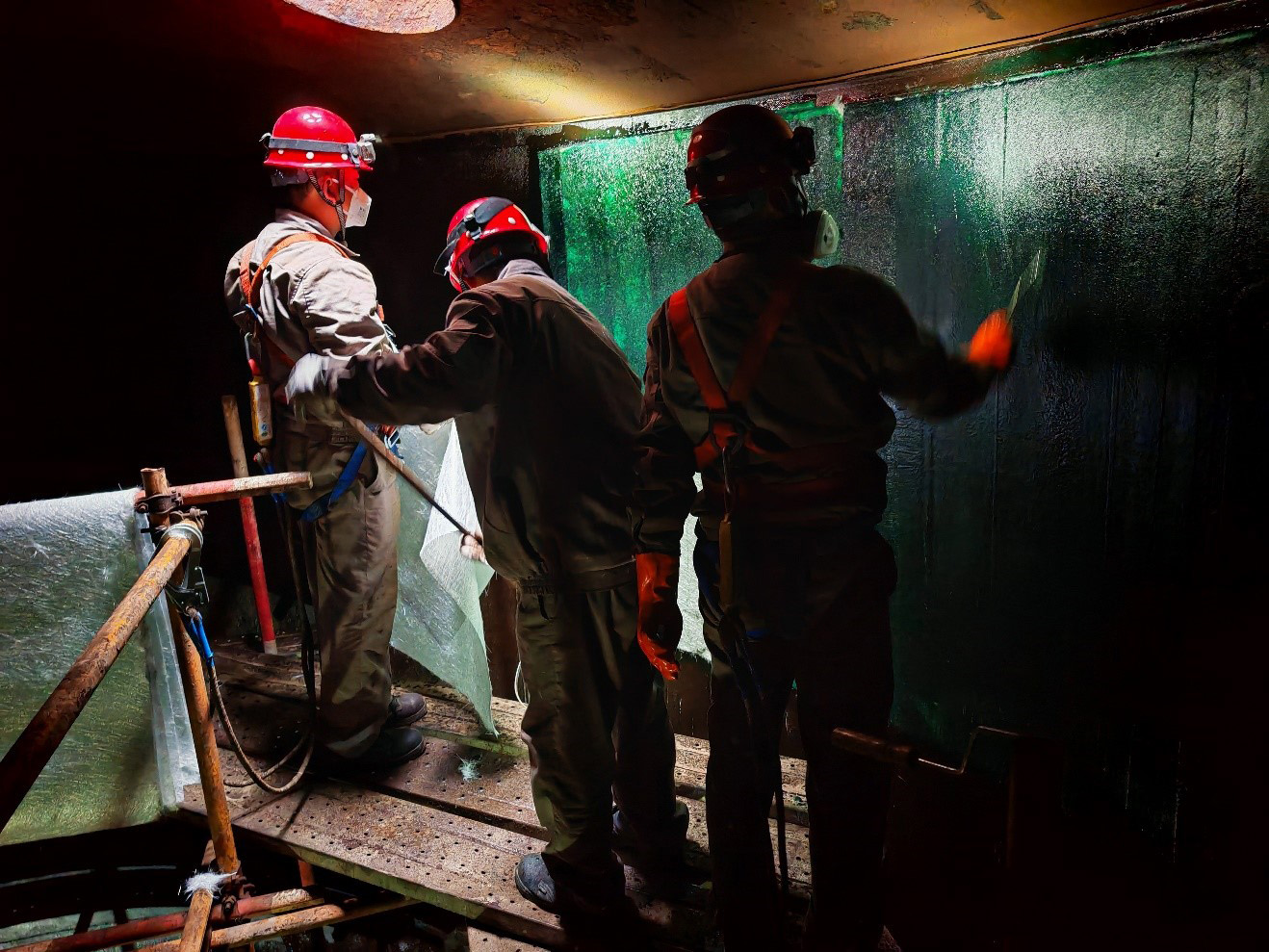 澳科中意圆满完成陕西某油田立式储罐内衬防腐施工